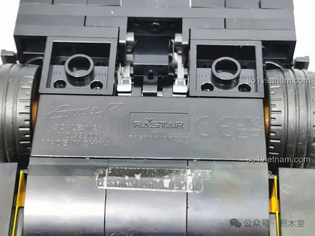 Cận cảnh tấm thông tin dưới gầm xe RASTAR 93900, khắc rõ tỉ lệ 1:28, mã sản phẩm và logo RASTAR, khẳng định hàng chính hãng.