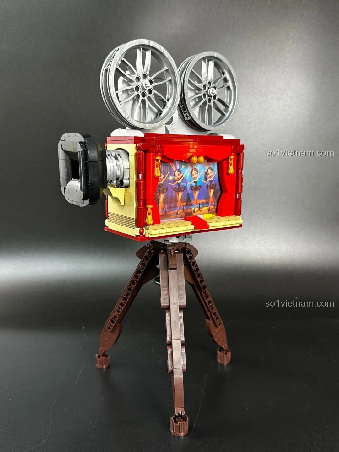 Chi tiết cơ chế gắn chân đế tripod vào thân máy Pantasy Máy Chiếu Phim Cổ Điển Retro 85010, đảm bảo sự chắc chắn và ổn định.