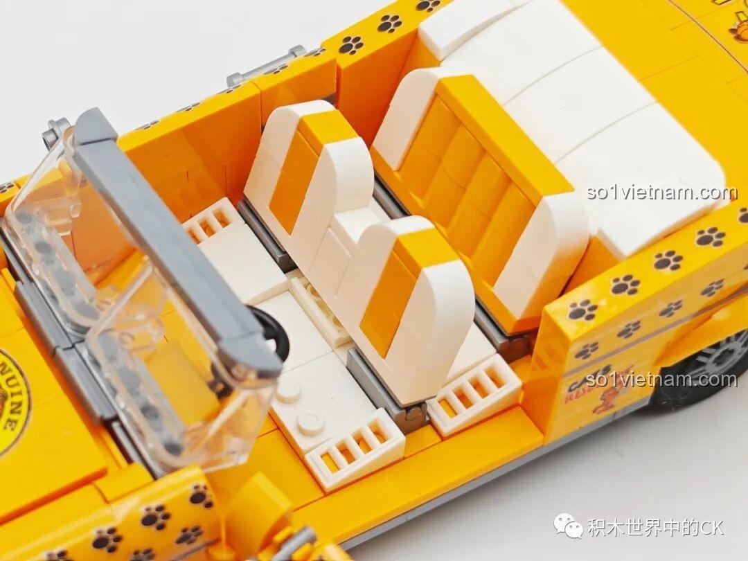 Cận cảnh hàng ghế ngồi trong xe Garfield Balody 20141, phối màu trắng và cam-vàng rất hài hòa và đẹp mắt.