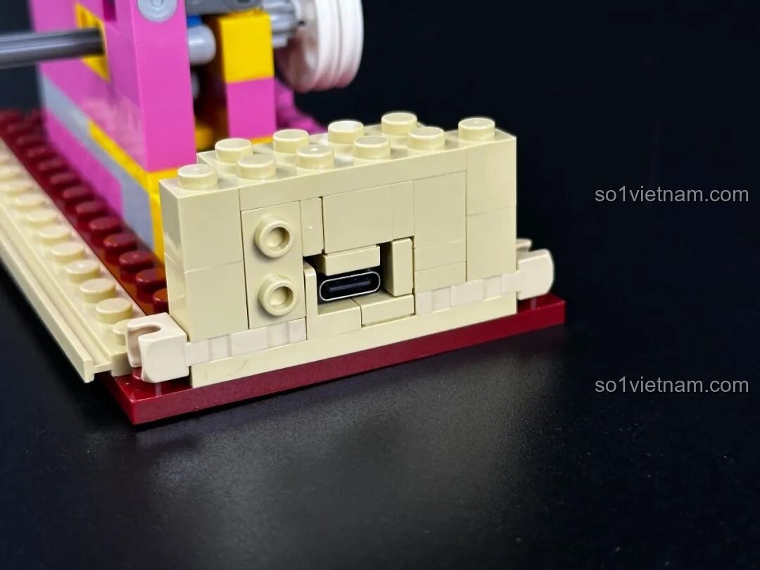 Chi tiết giá đỡ cuộn phim của bộ Pantasy Máy Chiếu Phim Cổ Điển Retro 85010, thể hiện sự tinh xảo trong thiết kế cơ khí.