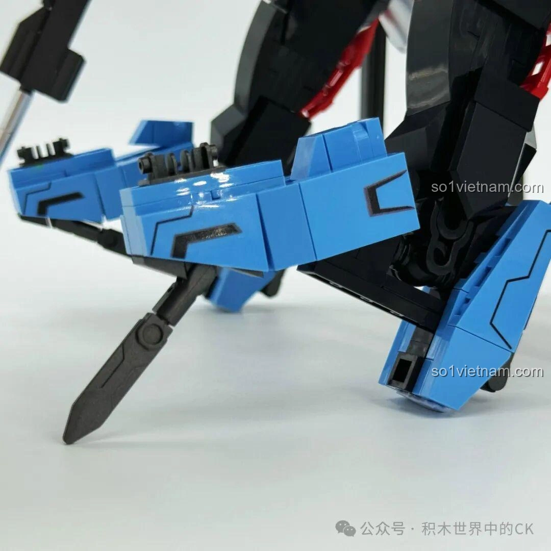 Cận cảnh giáp bụng của Robot Vidar JIESTAR 58145, với các chi tiết màu đen và bạc, cùng đường kẻ đỏ.