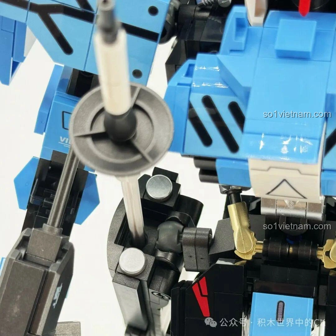Cận cảnh giáp chân của Robot Vidar JIESTAR 58145, với các chi tiết màu xanh dương và đen, cùng phần động cơ ở bắp chân.