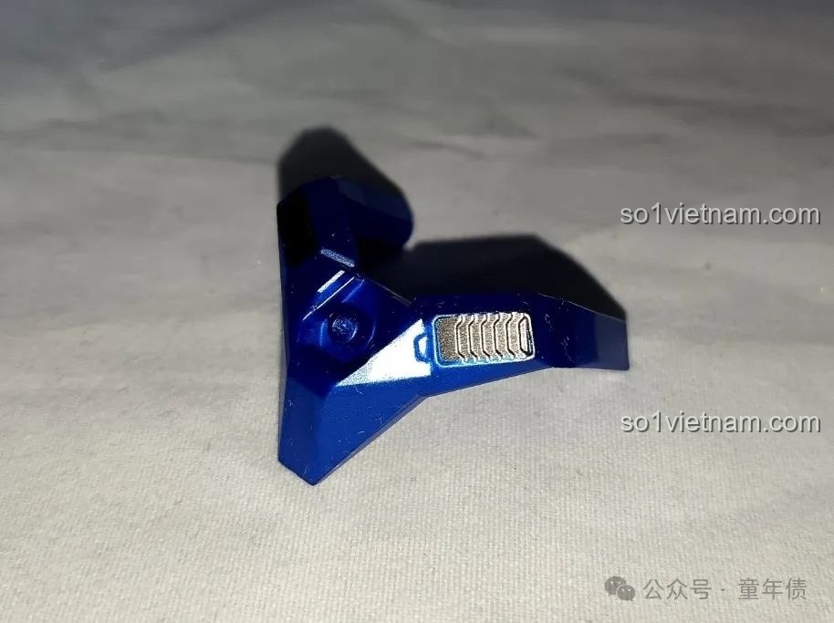 Một chi tiết giáp chân được sơn bạc, cho thấy sự đầu tư vào chi tiết trong bộ lắp ghép Transformer Sentinel Prime.