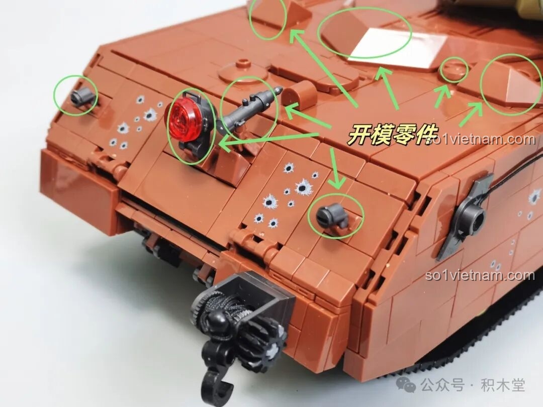 Chi tiết giáp hông xe tăng Maus 12GO 98002 với các vết đạn và phụ kiện, tăng độ chân thực.