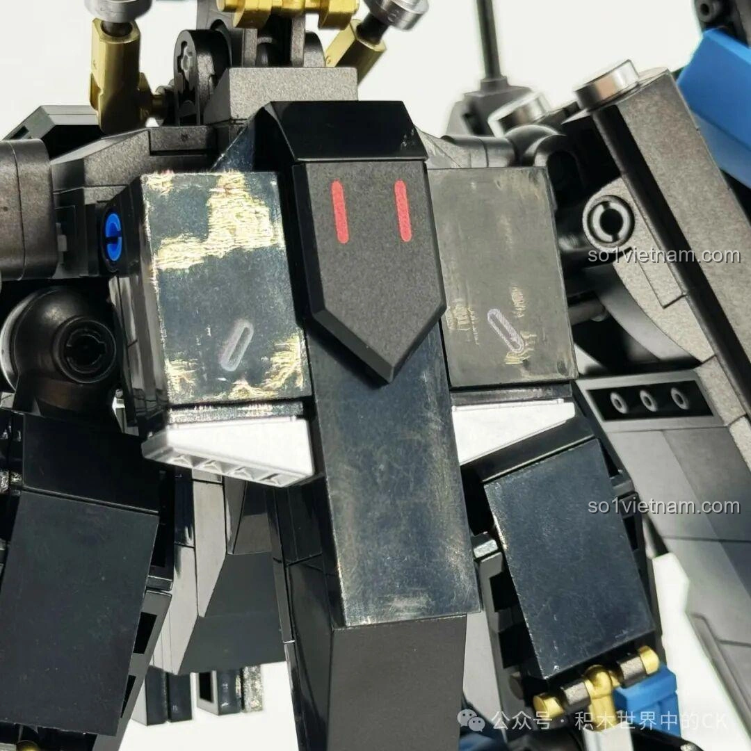 Cận cảnh giáp lưng của Robot Vidar JIESTAR 58145, với các đường nét sắc sảo và chi tiết màu trắng.