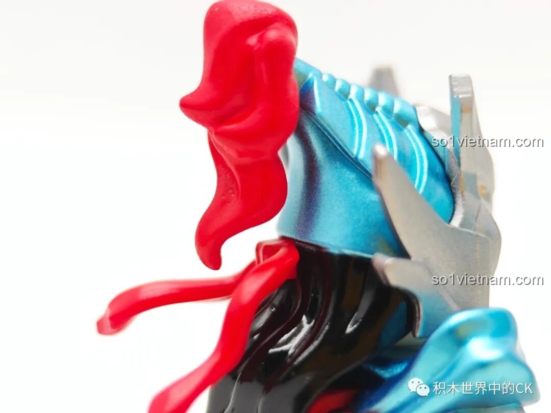 Cận cảnh chi tiết giáp vai hình đầu rồng của minifigure Quan Vũ Kuzhao Studio 11775.