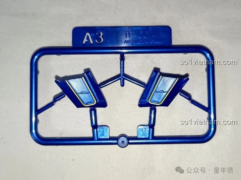 Chi tiết giáp vai của Sentinel Prime đã được sơn sẵn, giúp mô hình trông chuyên nghiệp và đẹp mắt hơn khi hoàn thành.