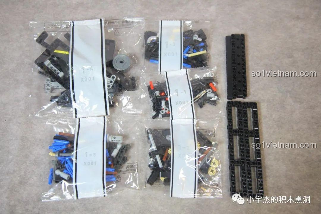 Các túi chi tiết nhỏ thuộc gói số 1 của bộ CBOX X001, dùng để lắp ráp phần khung gầm và hệ thống treo ban đầu.