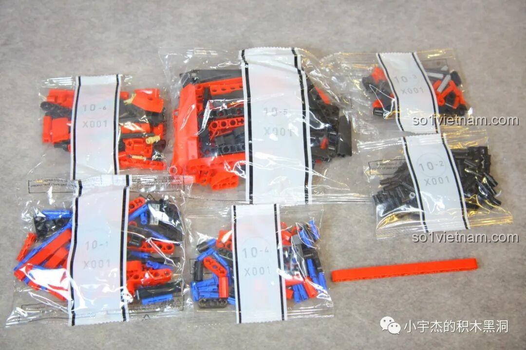 Các túi chi tiết nhỏ thuộc gói số 10 của bộ CBOX X001, dùng để lắp ráp hai cánh cửa và các bộ phận của đầu xe.