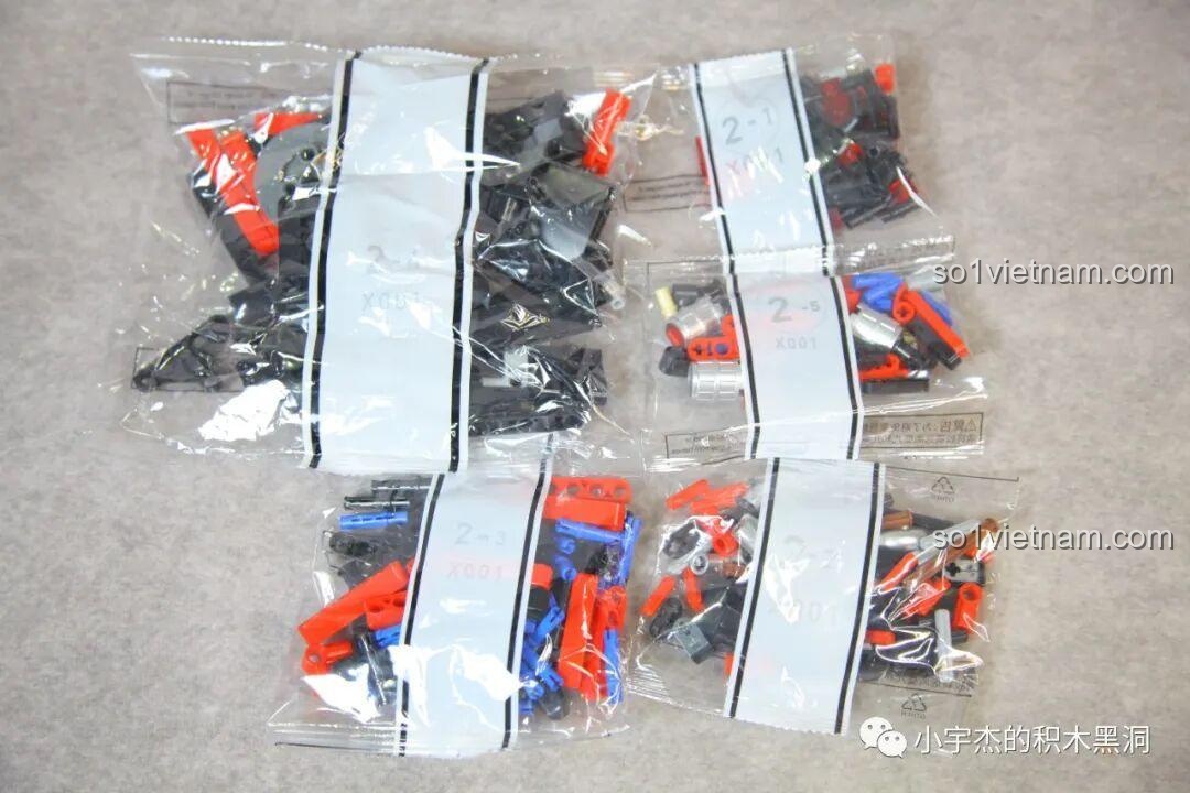 Các túi chi tiết nhỏ thuộc gói số 2 của bộ CBOX X001, chủ yếu là các mảnh màu đen và đỏ để tạo hình phần đuôi xe.