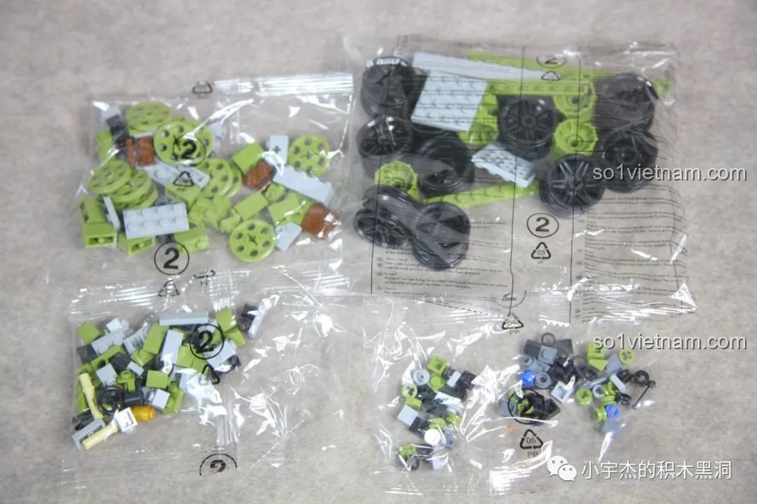 Các túi chi tiết được đánh số 2 trong bộ lắp ráp xe tăng T-34, chủ yếu là bánh xe.