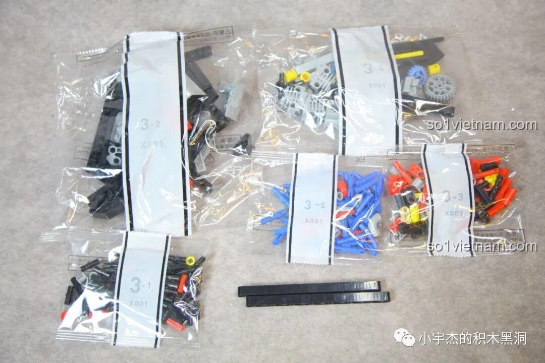 Các túi chi tiết nhỏ thuộc gói số 3 của bộ CBOX X001, bao gồm các mảnh màu xám, xanh và vàng để lắp ráp khối động cơ V8.