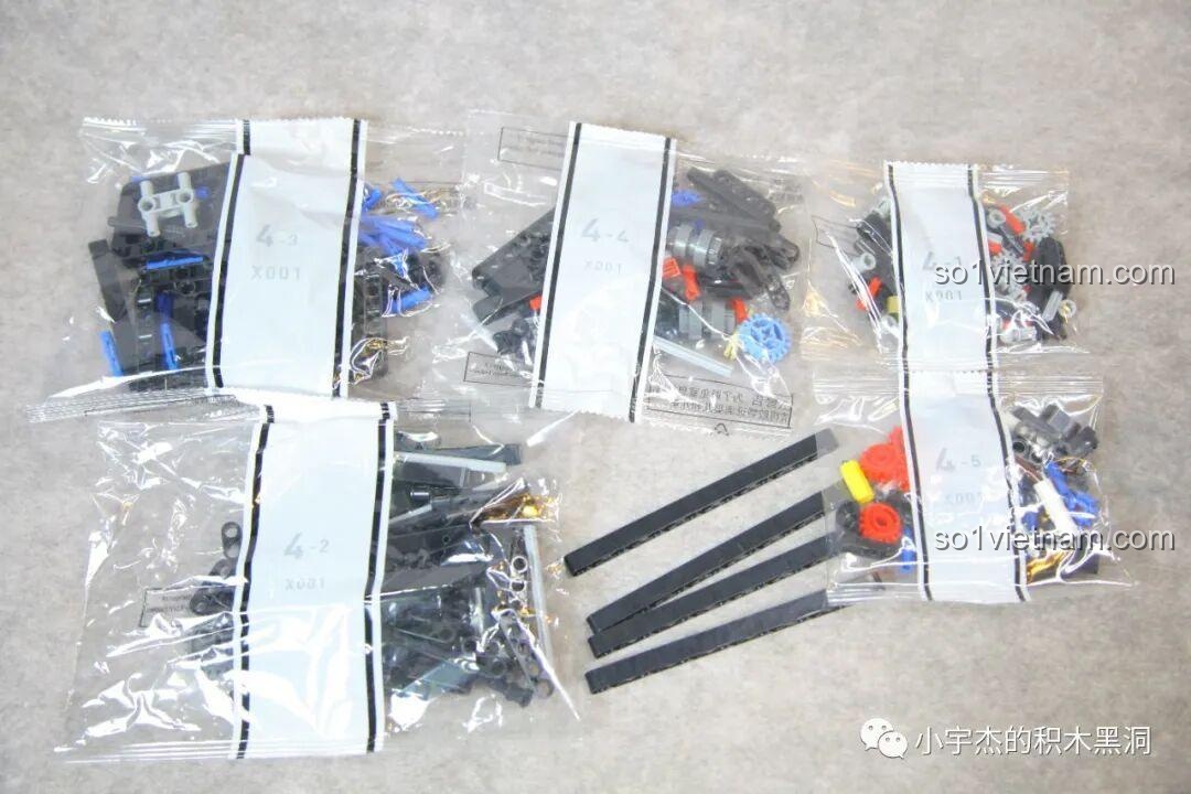 Các túi chi tiết nhỏ thuộc gói số 4 của bộ CBOX X001, chứa các bánh răng và trục để lắp ráp hệ thống hộp số phức tạp.