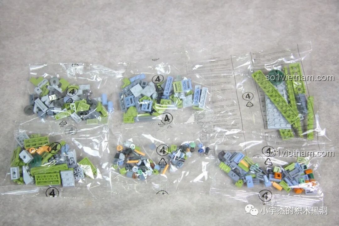 Các túi chi tiết được đánh số 4 trong bộ lắp ráp xe tăng T-34, chứa các mảnh ghép cho động cơ.