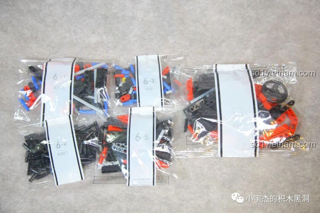 Các túi chi tiết nhỏ thuộc gói số 6 của bộ CBOX X001, chứa các mảnh màu đỏ và đen để lắp ráp ghế ngồi và vô lăng.