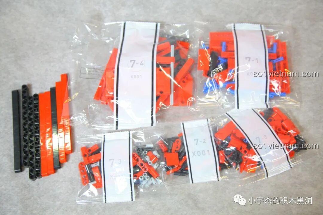 Các túi chi tiết nhỏ thuộc gói số 7 của bộ CBOX X001, chủ yếu là các thanh và tấm panel màu đỏ để tạo hình thân xe.