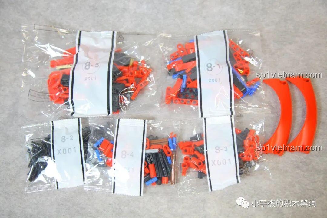 Các túi chi tiết nhỏ thuộc gói số 8 của bộ CBOX X001, bao gồm các mảnh cong màu đỏ để tạo hình nắp capo sau.