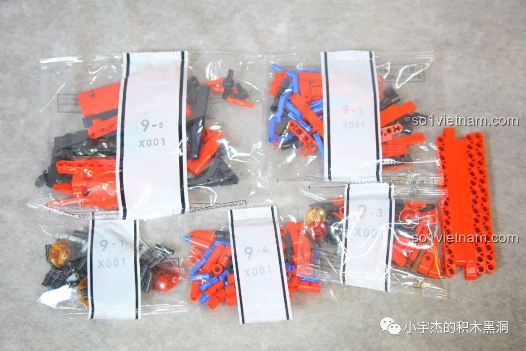 Các túi chi tiết nhỏ thuộc gói số 9 của bộ CBOX X001, chứa các mảnh ghép đèn hậu và các chi tiết hoàn thiện đuôi xe.