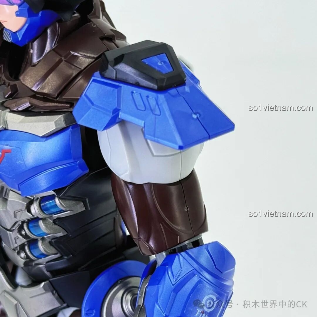 Chi tiết gót chân của mô hình Robot Miyamoto Musashi 78033 Keeppley, thể hiện độ khít của mảnh ghép.