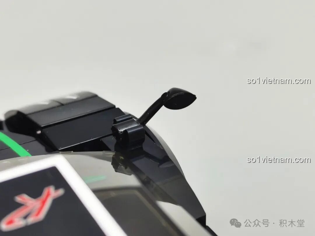 Chi tiết gương chiếu hậu của mô hình RASTAR 93900, một chi tiết nhỏ nhưng được thiết kế tinh xảo, thể hiện sự chăm chút.