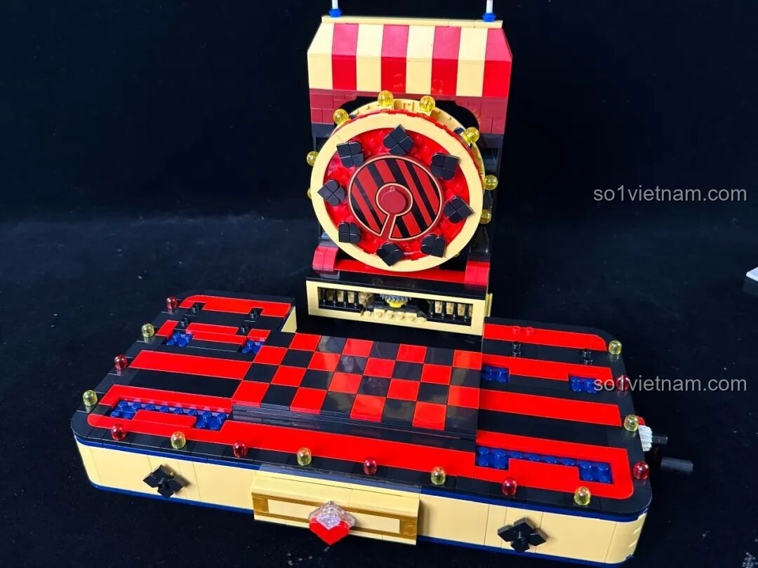 Cận cảnh chi tiết hệ thống bánh răng và trục xoay nhiều màu sắc bên trong bộ lắp ráp sân khấu Keeppley K21302.