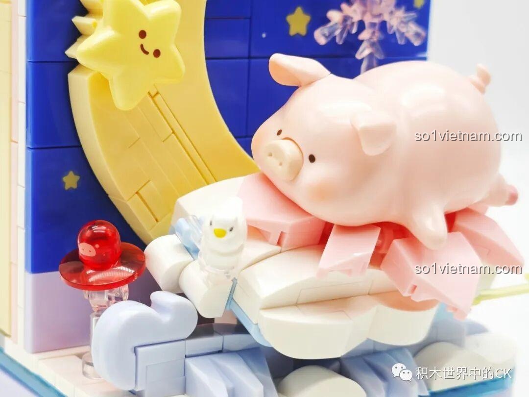 Chi tiết cận cảnh Heo LuLu nằm trên mây và chú chim trắng nhỏ trong bộ lắp ghép Sembo 608077.