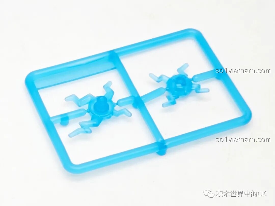 Chi tiết vỉ nhựa chứa hiệu ứng Chidori màu xanh trong suốt của minifigure Kakashi, một điểm nhấn của bộ Qman 79001.