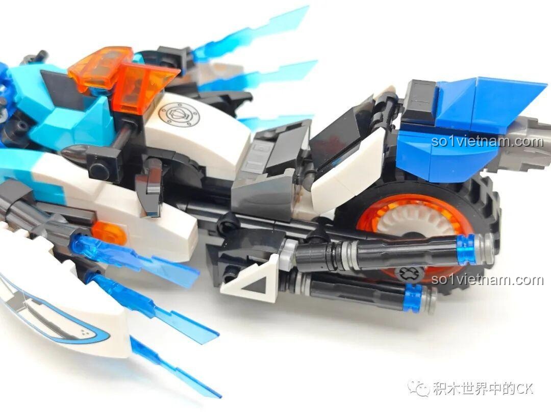 Cận cảnh các mảnh ghép trong suốt tạo hiệu ứng năng lượng trên mô hình xe máy tô viễn tưởng Cyberangel JIESTAR.