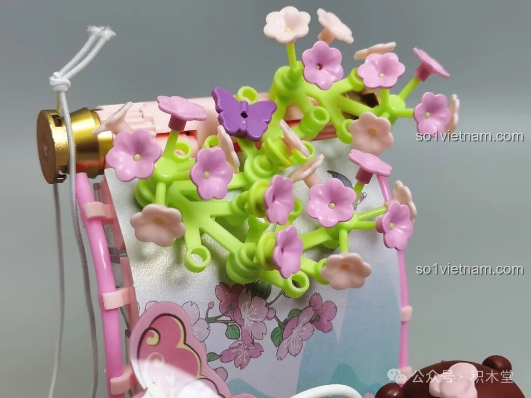 Cận cảnh cành hoa anh đào được lắp ráp từ nhiều chi tiết nhỏ trong mô hình Nanci Mùa Xuân.