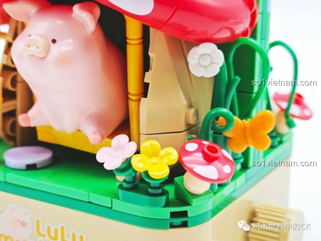 Cận cảnh các chi tiết hoa, nấm và bươm bướm đầy màu sắc trong bộ xếp hình Mô Lợn LuLu cho bé trên 6 tuổi.