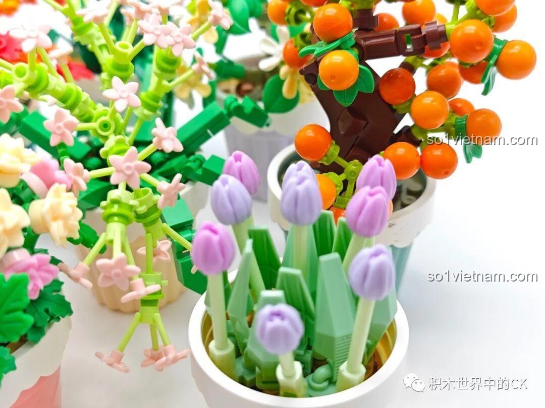Ảnh chụp chi tiết cận cảnh mô hình hoa tulip tím lắp ráp Sembo, cho thấy chất lượng nhựa ABS cao cấp.