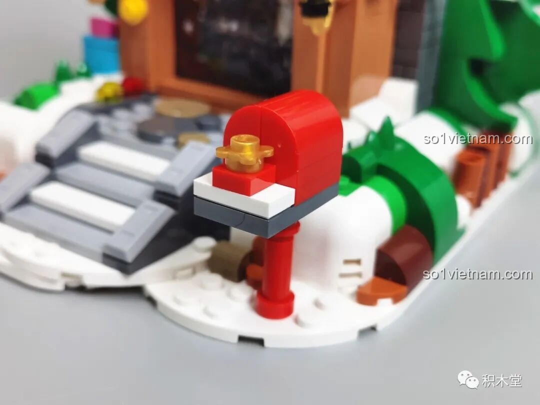 Chi tiết hòm thư màu đỏ đặc trưng của Giáng Sinh trong bộ lắp ráp JAKI JK5128.