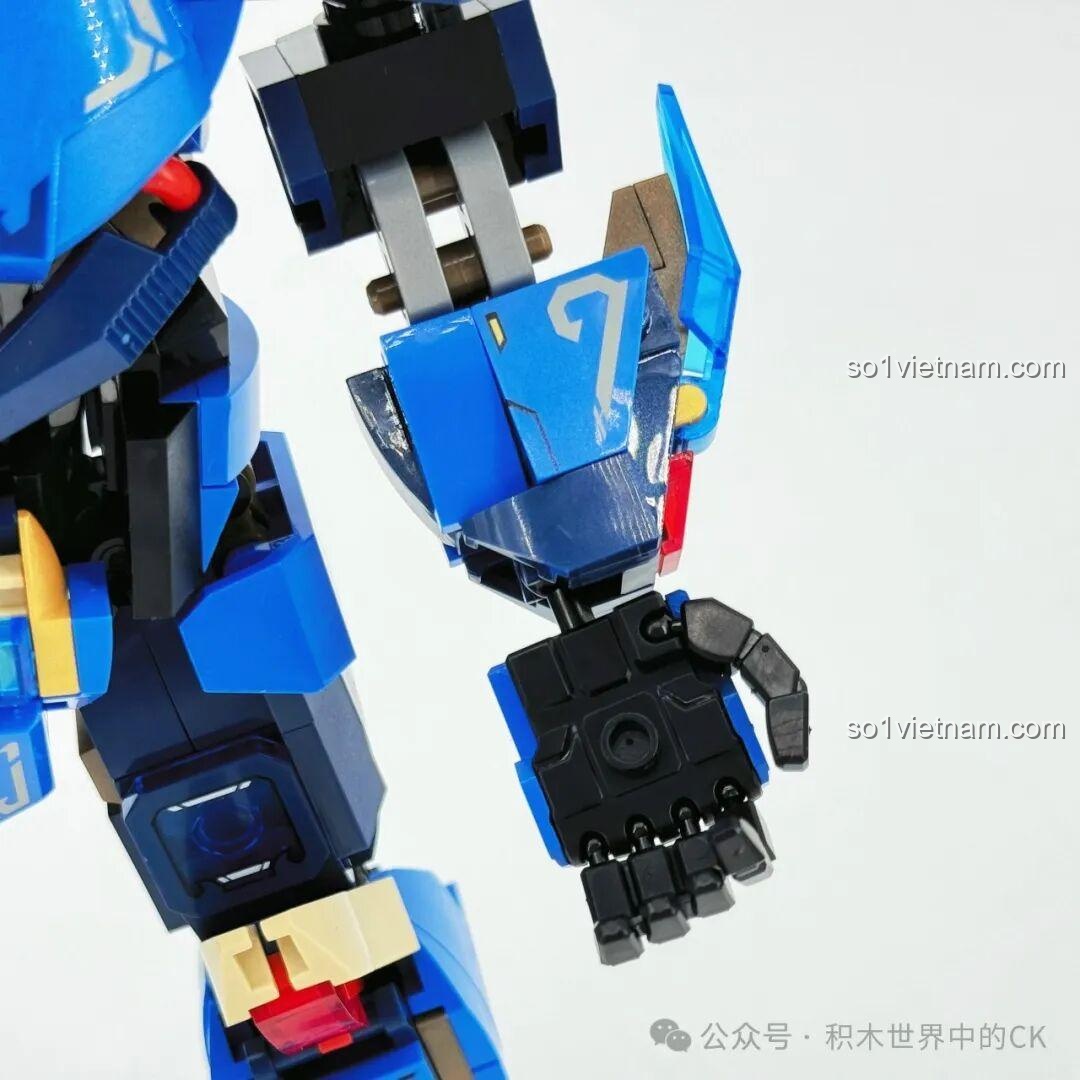 Cận cảnh phần hông của robot Ma Lễ Thanh, với các mảng giáp và khớp nối chắc chắn.