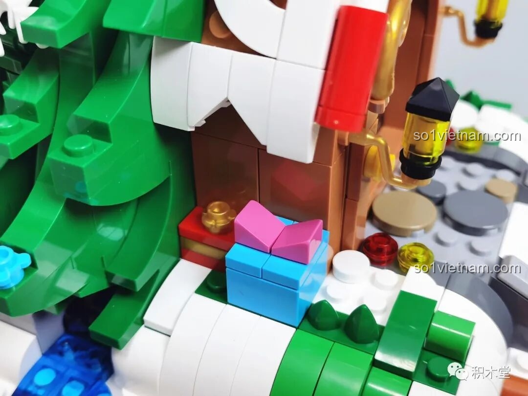 Những hộp quà nhỏ xinh được đặt bên cạnh ngôi nhà cây JAKI JK5128, tăng thêm không khí lễ hội.