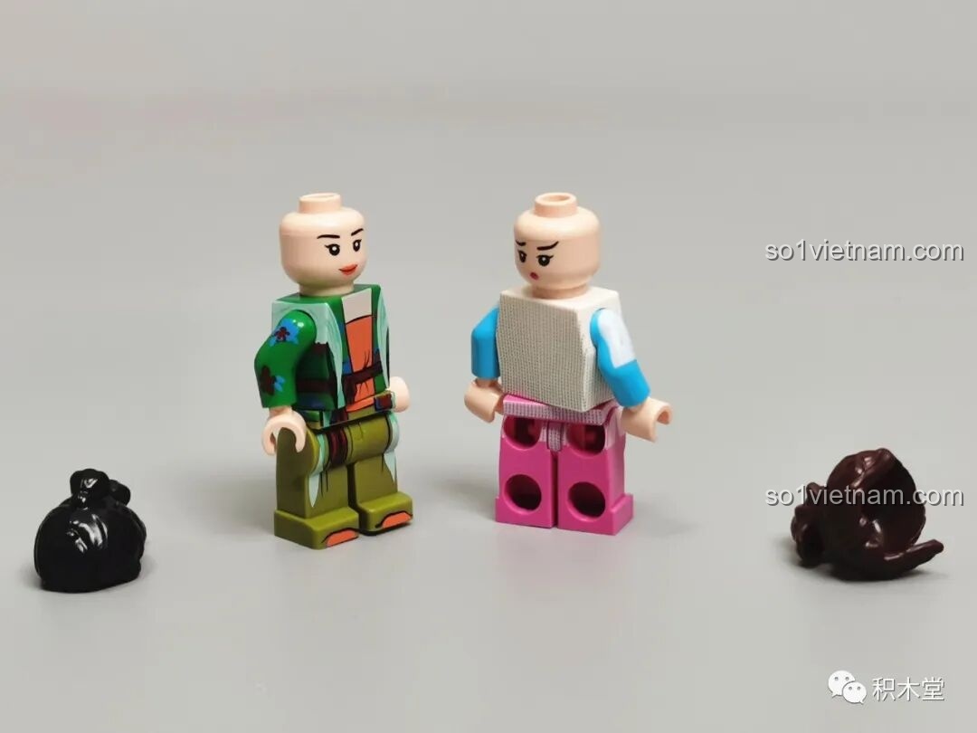 Chi tiết in bên hông và sau lưng của các minifigures, cho thấy độ hoàn thiện cao của sản phẩm.