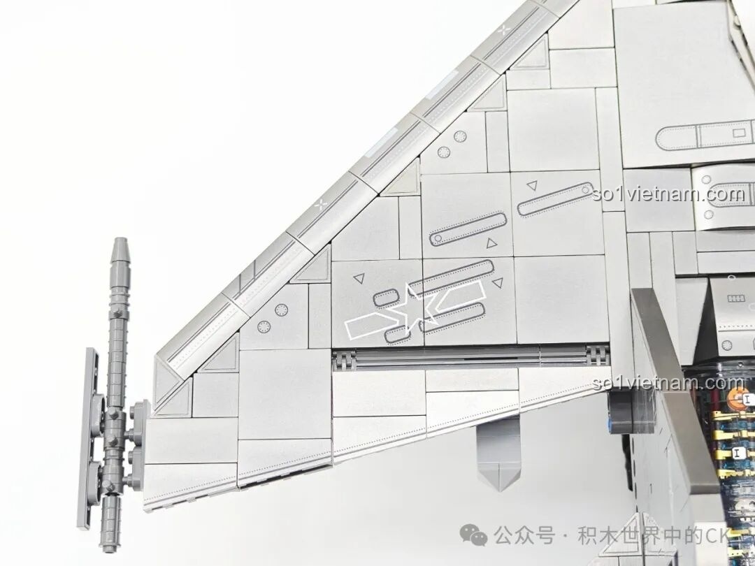Các chi tiết hoa văn và ký hiệu được in trực tiếp lên cánh máy bay J-16D, đảm bảo độ bền và tính thẩm mỹ cao.