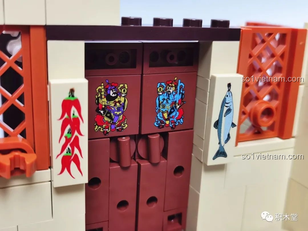 Cận cảnh các chi tiết in hình thần tài, ớt, cá trên tủ bếp của bộ xếp hình Pantasy 86221.