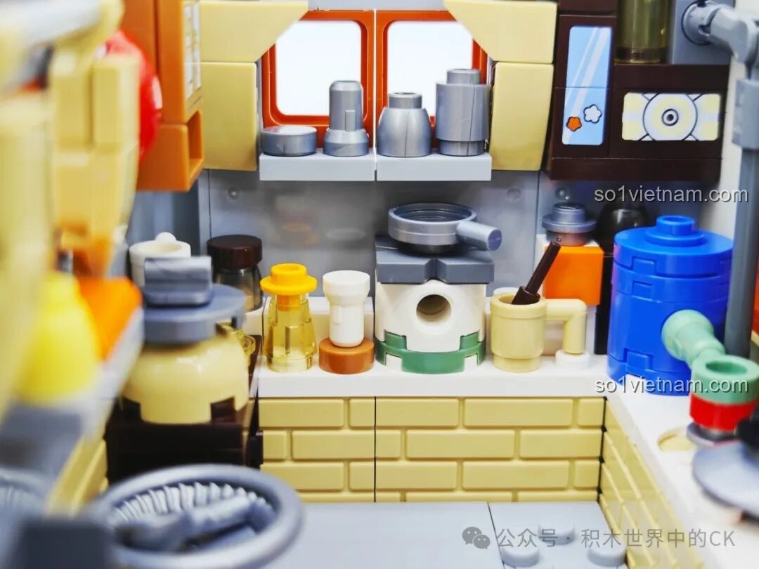 Cận cảnh kệ đựng gia vị, xoong nồi và các vật dụng nấu ăn khác trong bếp, tạo cảm giác chân thực và sống động.