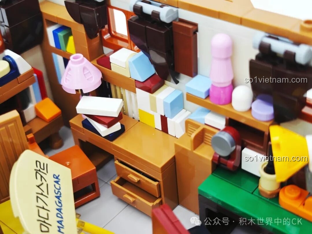 Cận cảnh chi tiết kệ sách đầy ắp sách vở trong phòng hai chị em, thể hiện không khí học tập của thời bấy giờ.