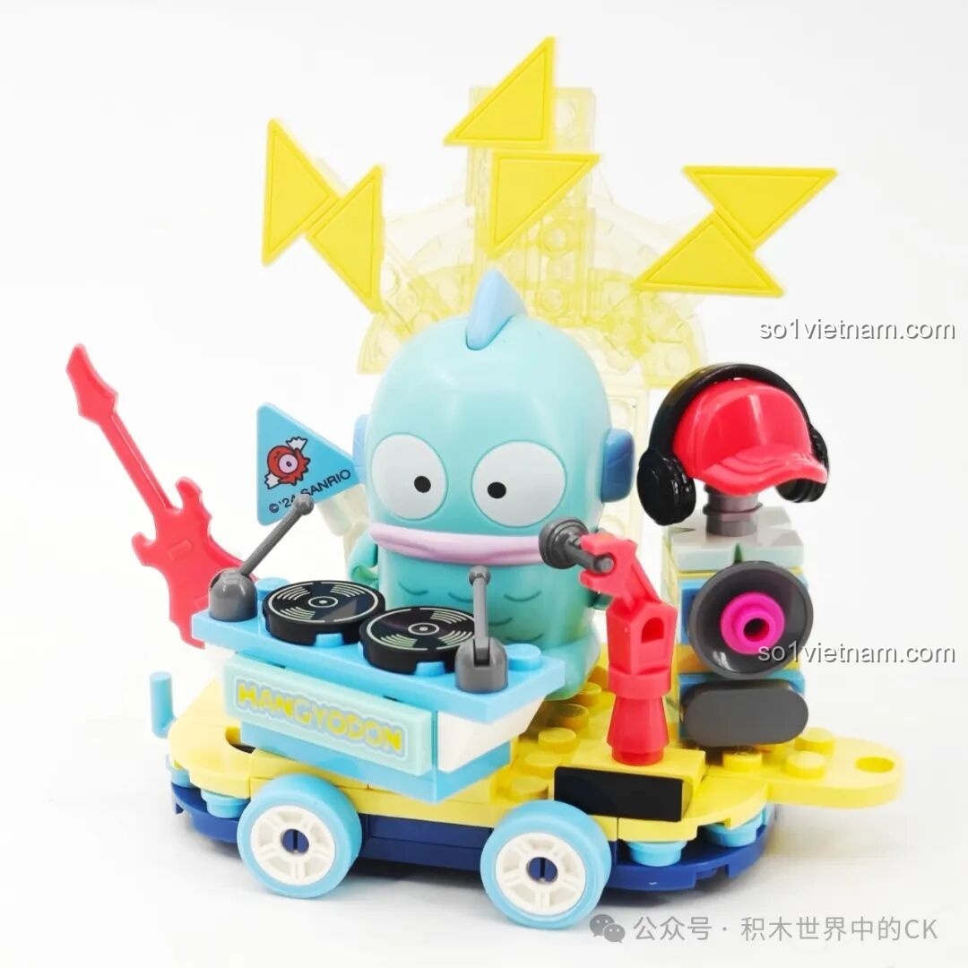 Chi tiết phụ kiện đàn guitar và bàn DJ của bộ lắp ghép Keeppley K20855 Sanrio Hangyodon Xe Hoa Điện Tử.