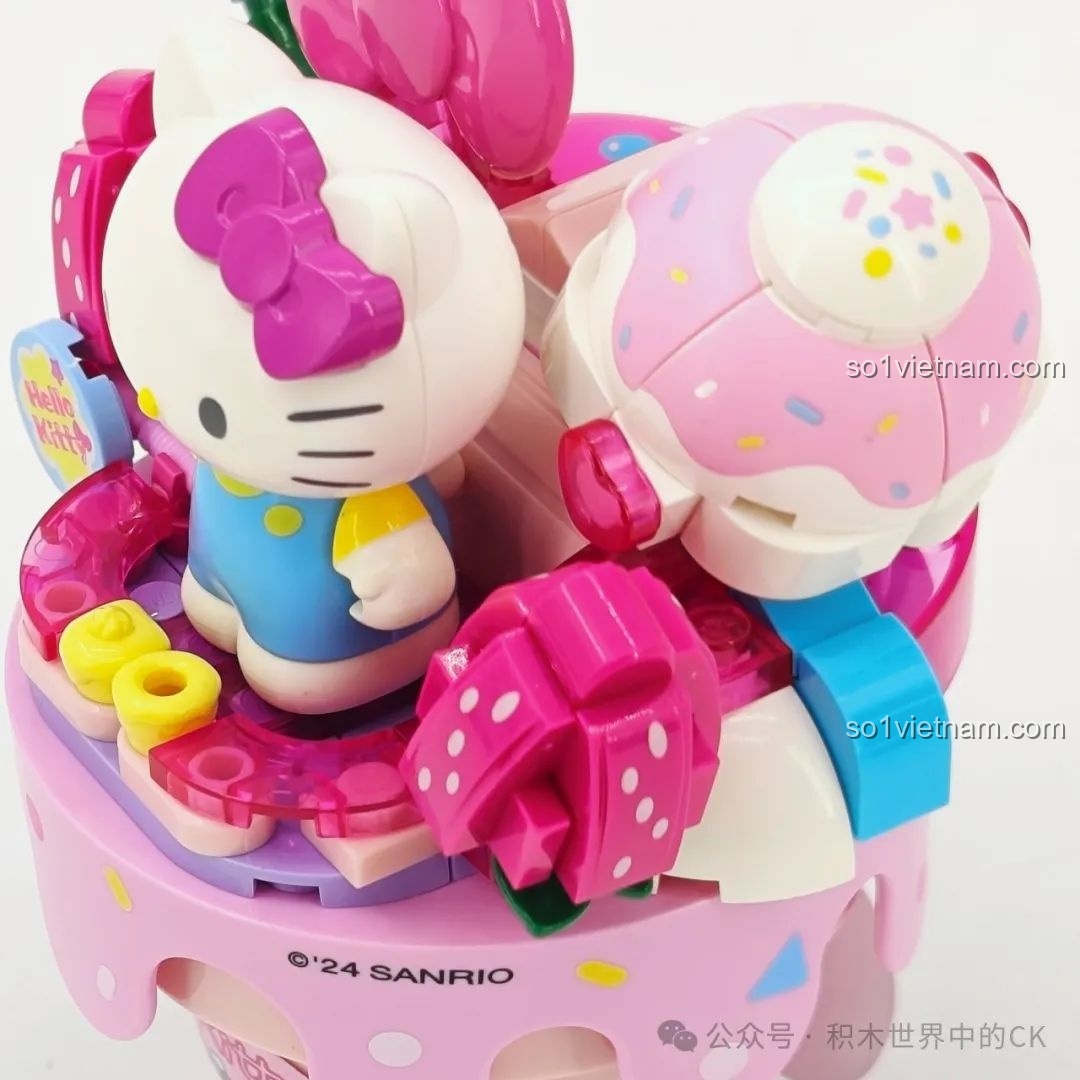 Chi tiết phần kem ốc quế phía sau Hello Kitty trong mô hình K20841, với các hạt cốm màu sắc.