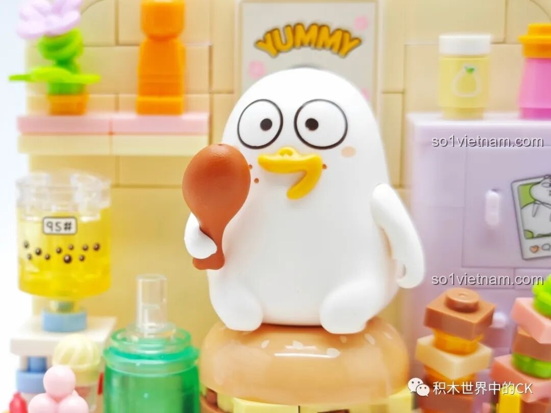 Chi tiết khoai tây chiên mặt cười và các xiên nướng nhiều màu sắc trong bộ đồ chơi Vịt Liu ăn uống.