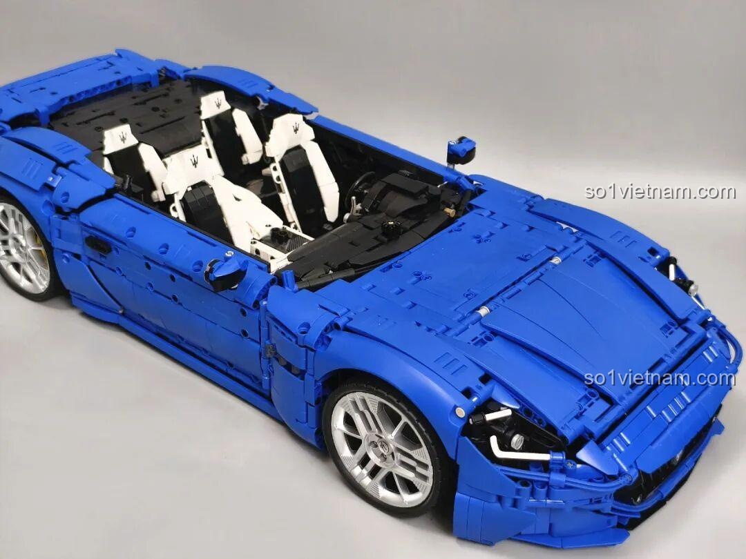 Chi tiết khoang động cơ của Reobrix 11010 Maserati GranTurismo, với các bộ lọc và dây cáp.
