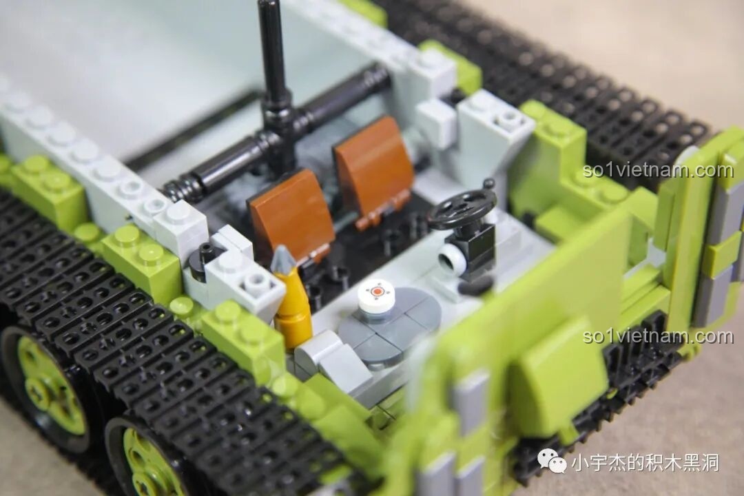 Chi tiết bên trong khoang lái của mô hình xe tăng T-34 Panlos 632012 với ghế ngồi và bảng điều khiển.