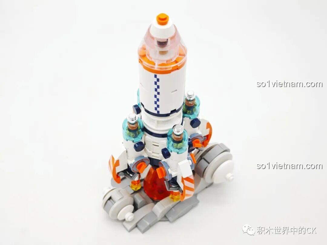 Chi tiết khoang phi hành đoàn ở đỉnh tên lửa JAKI JK8508, sử dụng các mảnh ghép trong suốt để lộ bên trong.