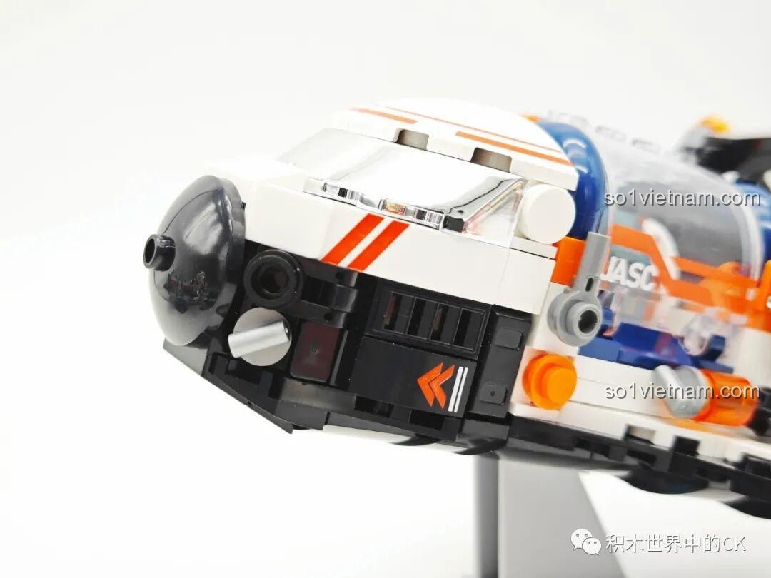 Chi tiết khoang thân trong suốt của tàu con thoi JAKI JK8507, có thể mở ra để lộ các chi tiết bên trong.