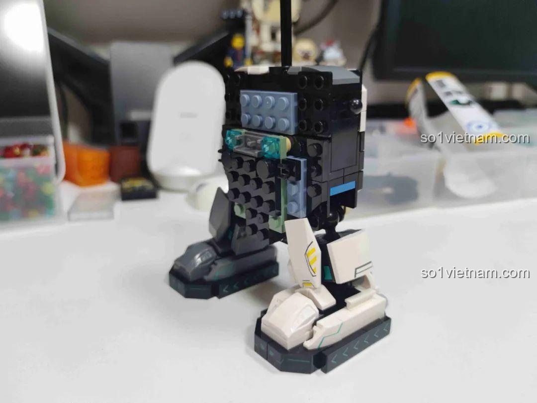 Góc nhìn khác của phần thân dưới robot Wekki 506507, cho thấy các chi tiết cơ khí và khớp nối.