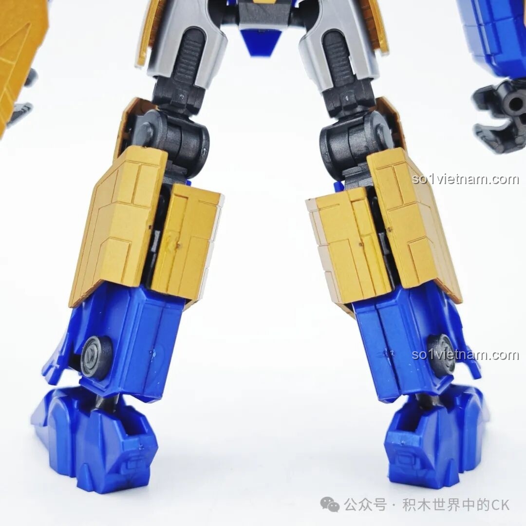 Cận cảnh các khớp chân của figure Người máy Sentinel Prime cho con trai 12 tuổi, cho thấy sự chắc chắn và linh hoạt.