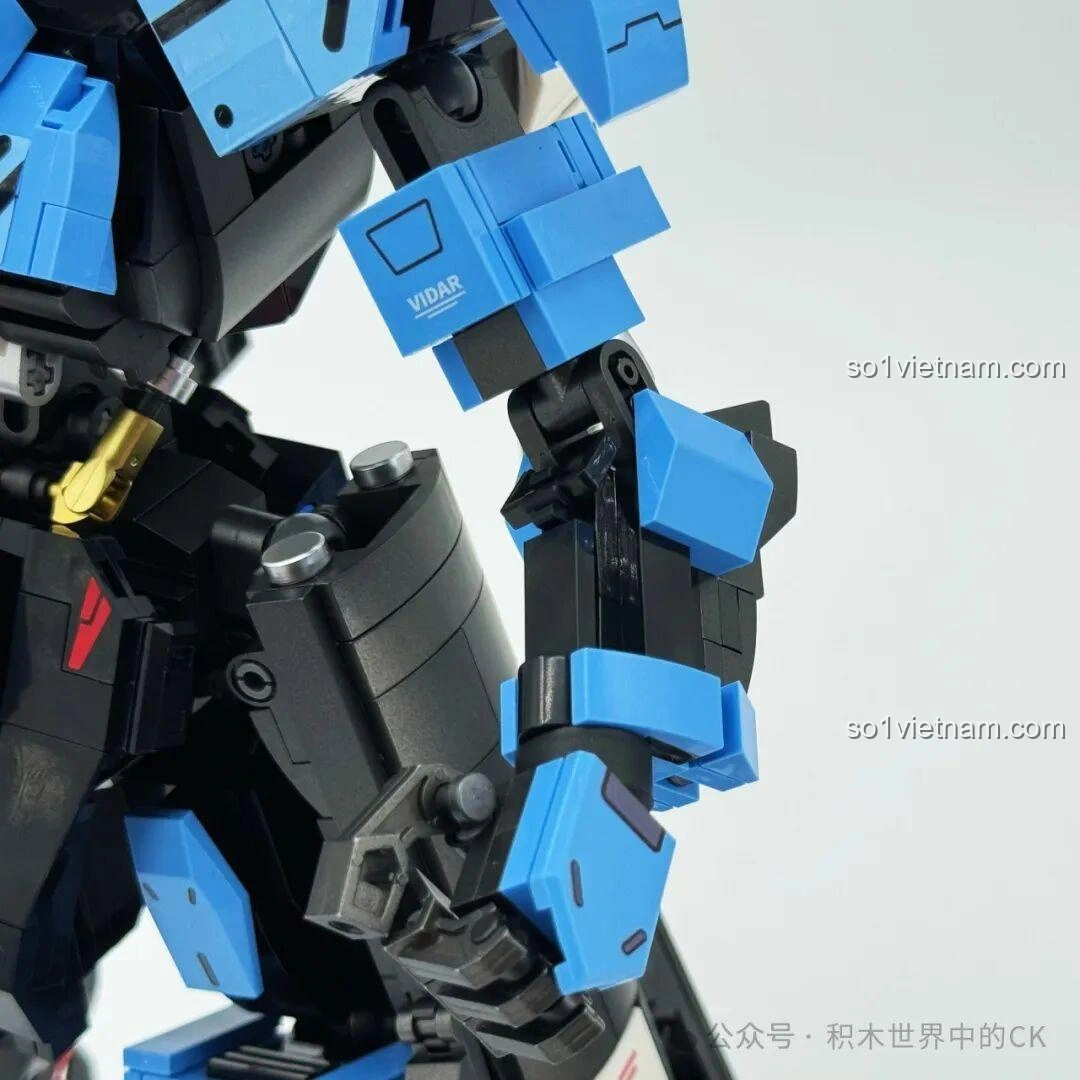 Cận cảnh khớp khuỷu tay của Robot Vidar JIESTAR 58145, với các chi tiết cơ khí và khả năng gập mở.