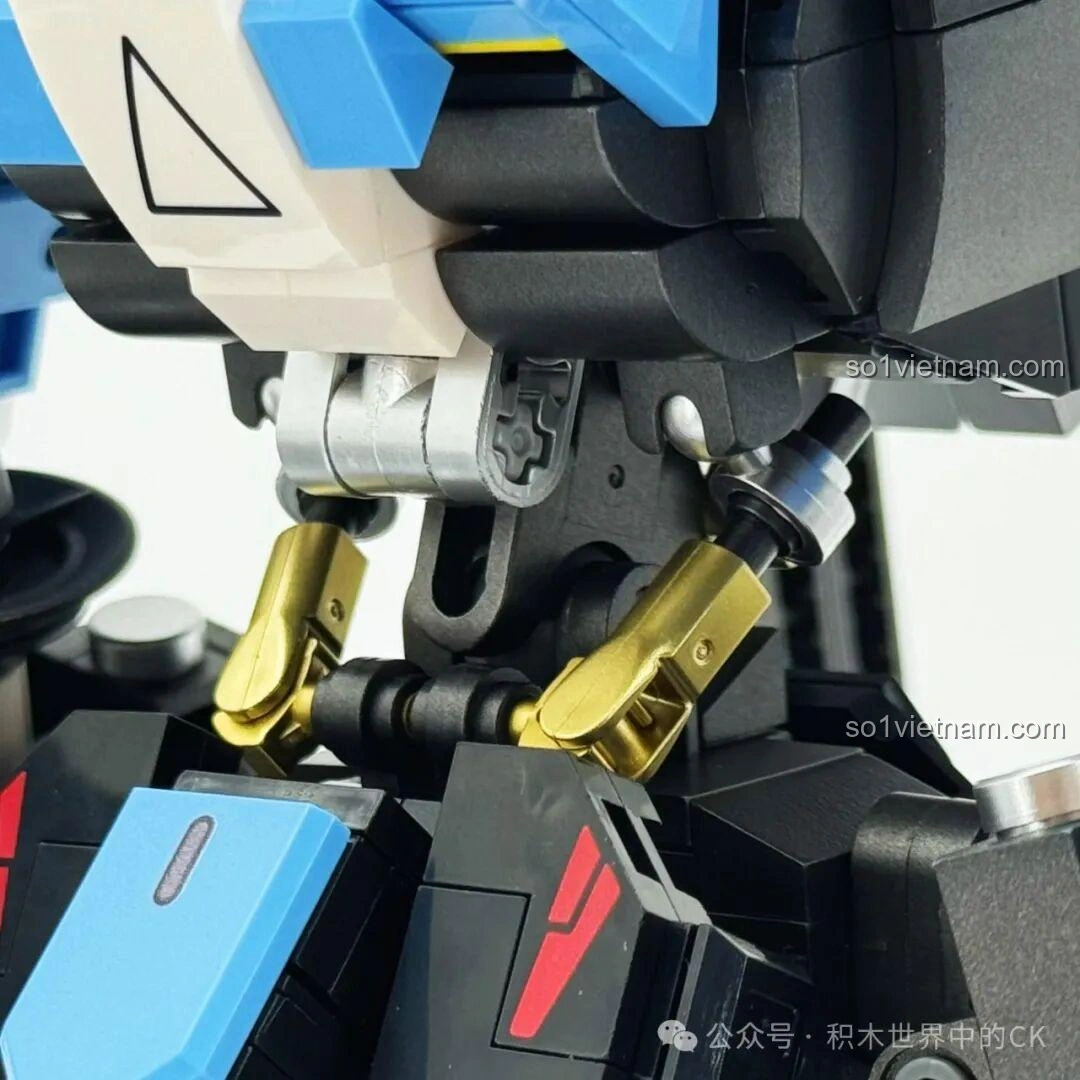 Cận cảnh khớp lưng của Robot Vidar JIESTAR 58145, với các chi tiết kết nối giáp và vũ khí.